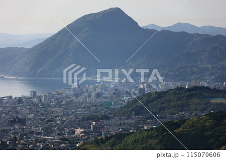 別府湾サービスエリアから見る別府市街、別府湾、高崎山 別府湾サービスエリアから見る別府市街、別府湾、高崎山 115079606