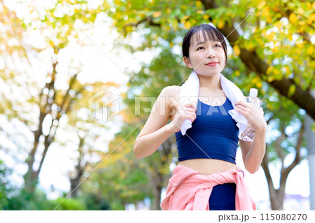 街路樹の道をジョギングする若い女性　ダイエット　ボディメイク　秋の街路樹 115080270