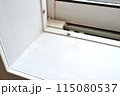 浴室の窓枠についたカビ 115080537