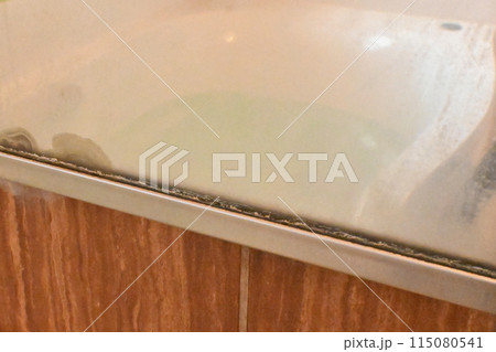 浴室の鏡の汚れ 115080541