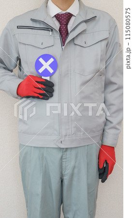 バツ札を持つ作業服の男性｜建設業・製造業などのNG・不正解　イメージ 115080575