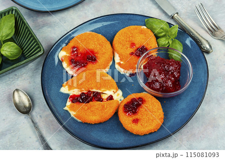Baked Camembert cheese with berry sauce 115081093