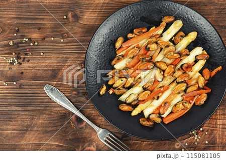 Roasted mussels with asparagus, salad. 115081105