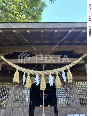 長崎県大浦諏訪神社の拝殿 115081309