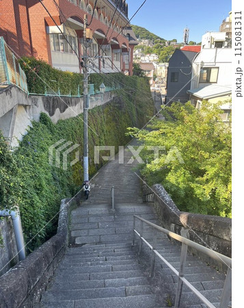 長崎の朝の坂のある風景 115081311