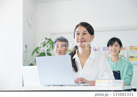 パソコンを使って学ぶアクティブシニア　 115081331