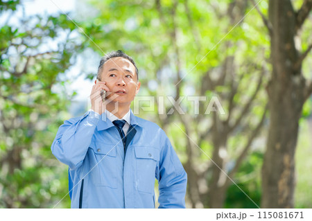 作業服の男性　スマホ　通話 115081671
