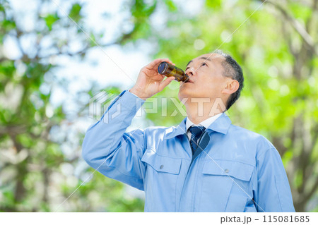 作業服の男性 エナジードリンク 作業服の男性 エナジードリンク 115081685