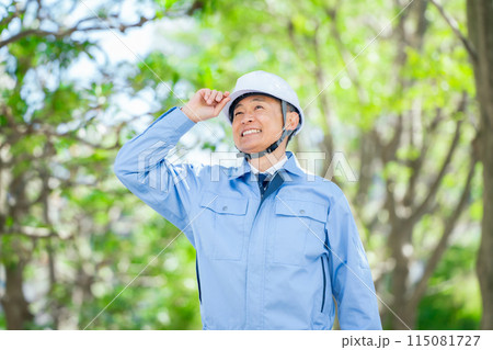 作業服の男性 ヘルメット 作業服の男性 ヘルメット 115081727