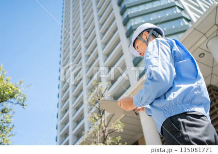 作業服の男性 オフィスビル タブレット 後ろ姿 作業服の男性 オフィスビル タブレット 後ろ姿 115081771