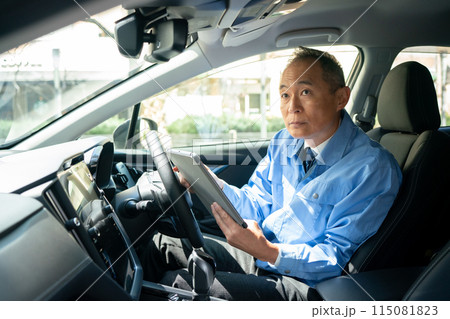 作業服の男性　車　タブレット 115081823