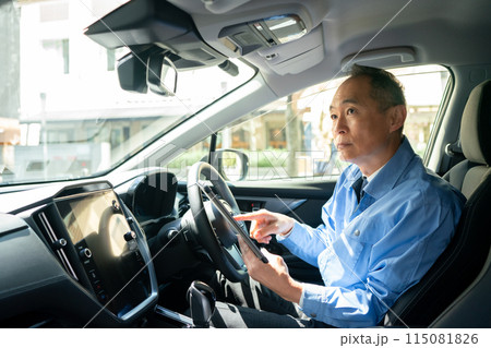 作業服の男性　車　タブレット 115081826