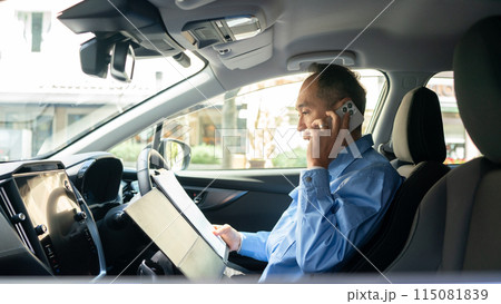 作業服の男性　車　スマホ 115081839