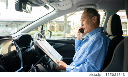 作業服の男性 車 スマホ 作業服の男性 車 スマホ 115081848