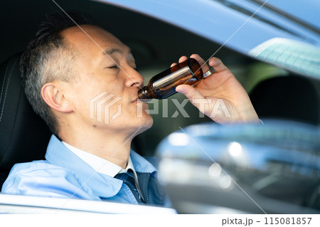 作業服の男性　車　エナジードリンク 115081857