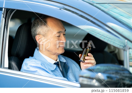 作業服の男性　車　エナジードリンク 115081859