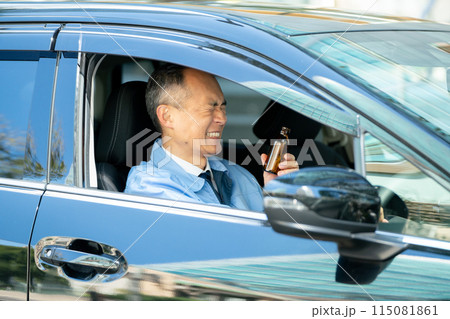 作業服の男性　車　エナジードリンク 115081861