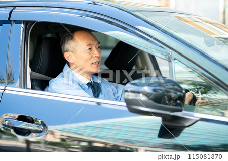作業服の男性　車　運転 115081870