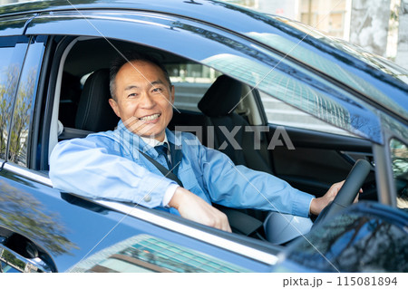 作業服の男性 車 運転 作業服の男性 車 運転 115081894