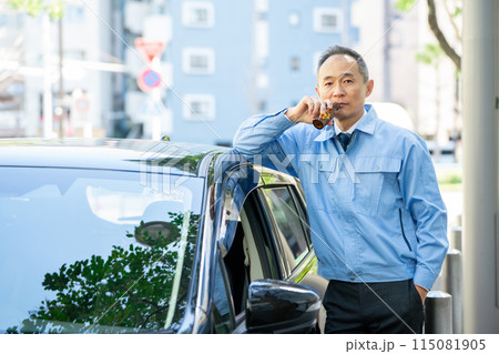 作業服の男性　車の外側　エナジードリンク 115081905