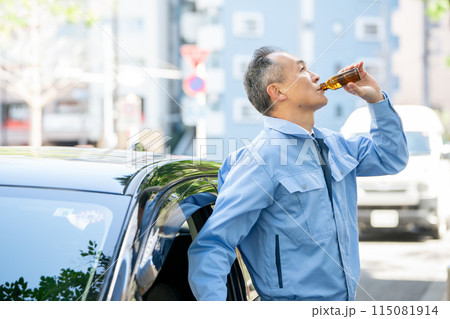 作業服の男性　車の外側　エナジードリンク 115081914