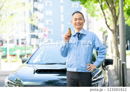 作業服の男性　車の外側　エナジードリンク 115081922