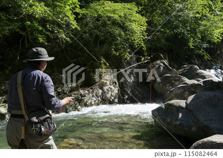 渓流釣りをする男性 115082464