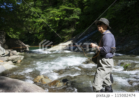 渓流釣りをする男性 115082474