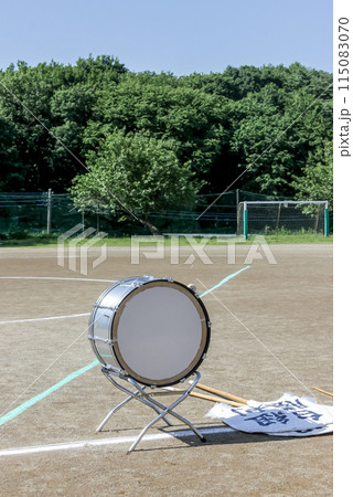 春の運動会イメージ『ドラムと応援旗』 115083070