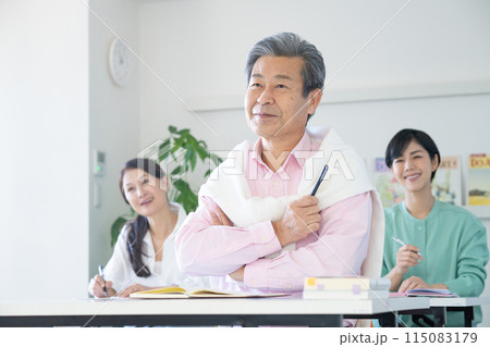 笑顔で学ぶアクティブシニア 笑顔で学ぶアクティブシニア 115083179