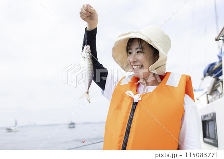 釣りを楽しむかわいい女性 115083771