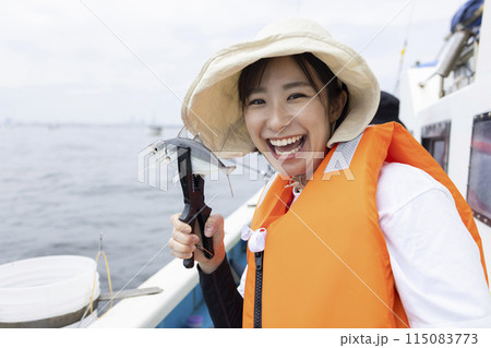 釣りを楽しむかわいい女性 115083773