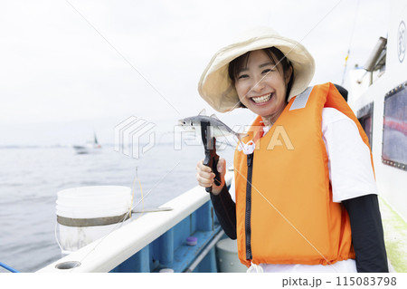 釣りを楽しむかわいい女性 115083798