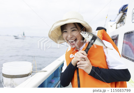 釣りを楽しむかわいい女性 釣りを楽しむかわいい女性 115083799