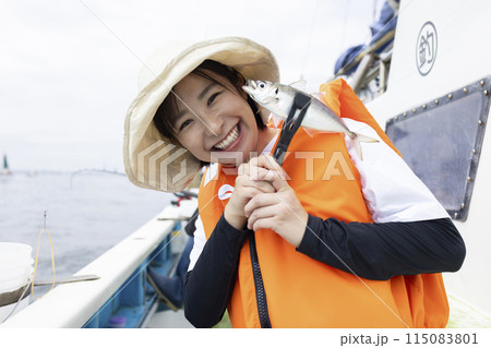 釣りを楽しむかわいい女性 釣りを楽しむかわいい女性 115083801