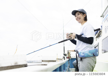 釣りを楽しむかわいい女性 115083804