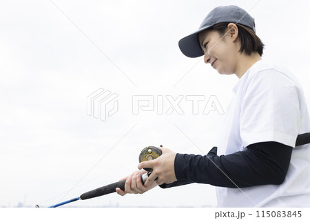 釣りを楽しむかわいい女性 釣りを楽しむかわいい女性 115083845