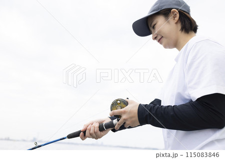 釣りを楽しむかわいい女性 釣りを楽しむかわいい女性 115083846