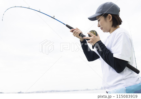 釣りを楽しむかわいい女性 釣りを楽しむかわいい女性 115083919