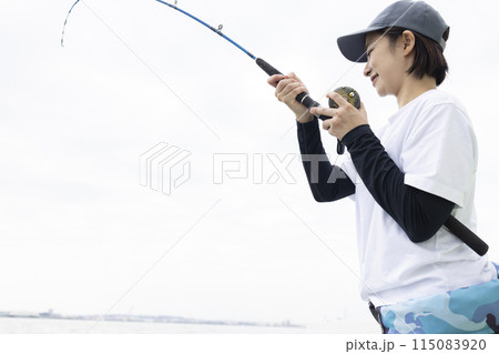 釣りを楽しむかわいい女性 115083920
