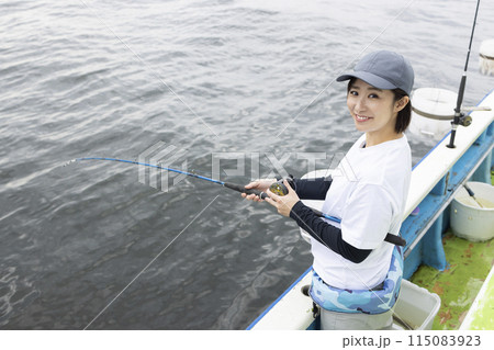釣りを楽しむかわいい女性 釣りを楽しむかわいい女性 115083923