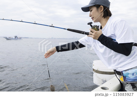釣りを楽しむかわいい女性 釣りを楽しむかわいい女性 115083927