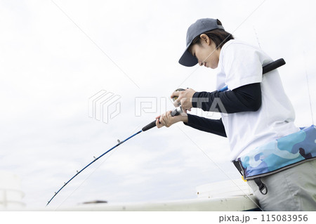 釣りを楽しむかわいい女性 釣りを楽しむかわいい女性 115083956