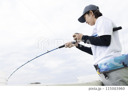 釣りを楽しむかわいい女性 釣りを楽しむかわいい女性 115083960