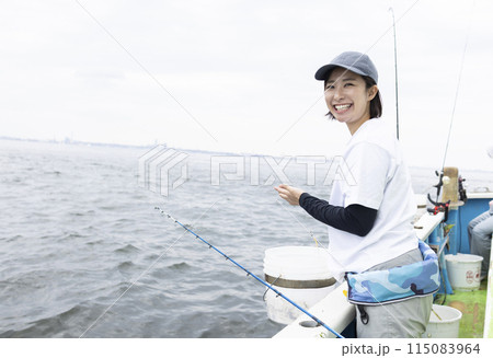 釣りを楽しむかわいい女性 釣りを楽しむかわいい女性 115083964