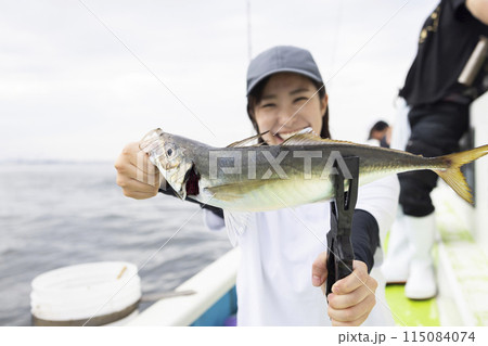 釣りを楽しむかわいい女性 115084074