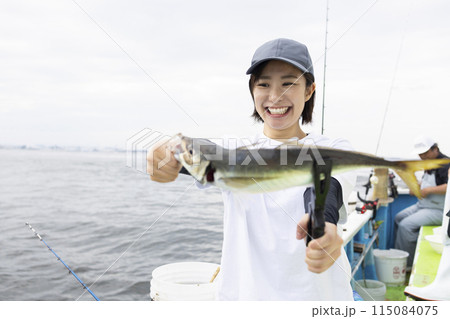 釣りを楽しむかわいい女性 115084075