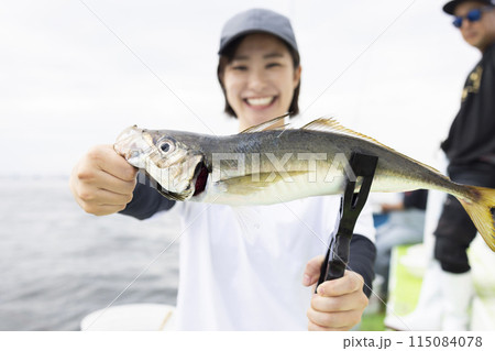 釣りを楽しむかわいい女性 115084078