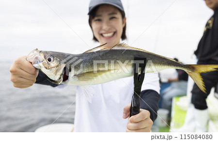 釣りを楽しむかわいい女性 115084080