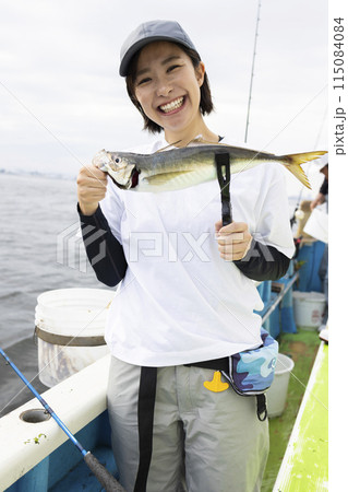 釣りを楽しむかわいい女性 釣りを楽しむかわいい女性 115084084